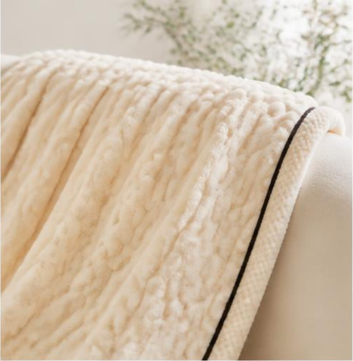 Gros plan sur la texture polaire et la bordure du plaid blanc